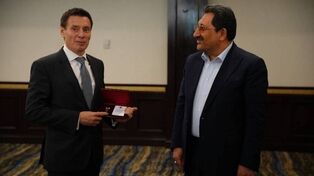 عالی‌ترین نشان افتخار اتحادیه اقتصادی اوراسیا به وزیر صمت ایران اعطا شد