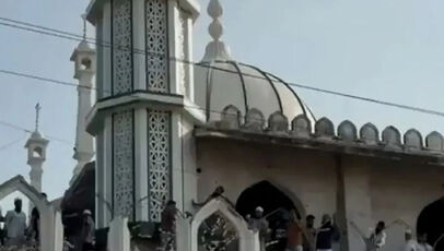 نبرد برای حفظ مسجد ۶۰۰ ساله در هند؛ زنجیره انسانی مسلمانان مقابل ماشین‌آلات عمرانی