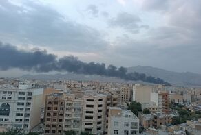 آتش‌سوزی در شرق بندرعباس؛ حریق از نخلستان به انبار ضایعات سرایت کرد