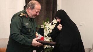 دیدار سرپرست وزارت دفاع با خانواده شهدای والامقام این وزارتخانه در آستانه روز صنعت دفاعی