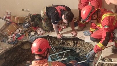نجات چهار نفر از گودال پس از فروکش کردن کف ساختمان در بهارستان