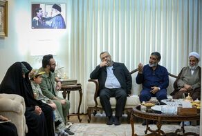 دیدار حاج حسین یکتا با خانواده شهید تنگسیری