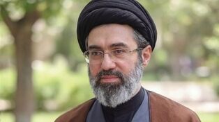 انتشار لحظاتی کمتر دیده‌شده از حضور سید مجتبی خامنه‌ای در منزل علامه مصباح
