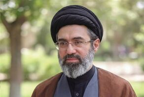 انتشار لحظاتی کمتر دیده‌شده از حضور سید مجتبی خامنه‌ای در منزل علامه مصباح